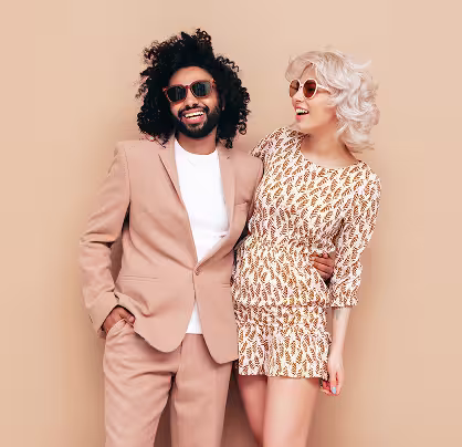 Pareja sobre fondo beige