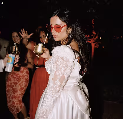 Novia con gafas rojas