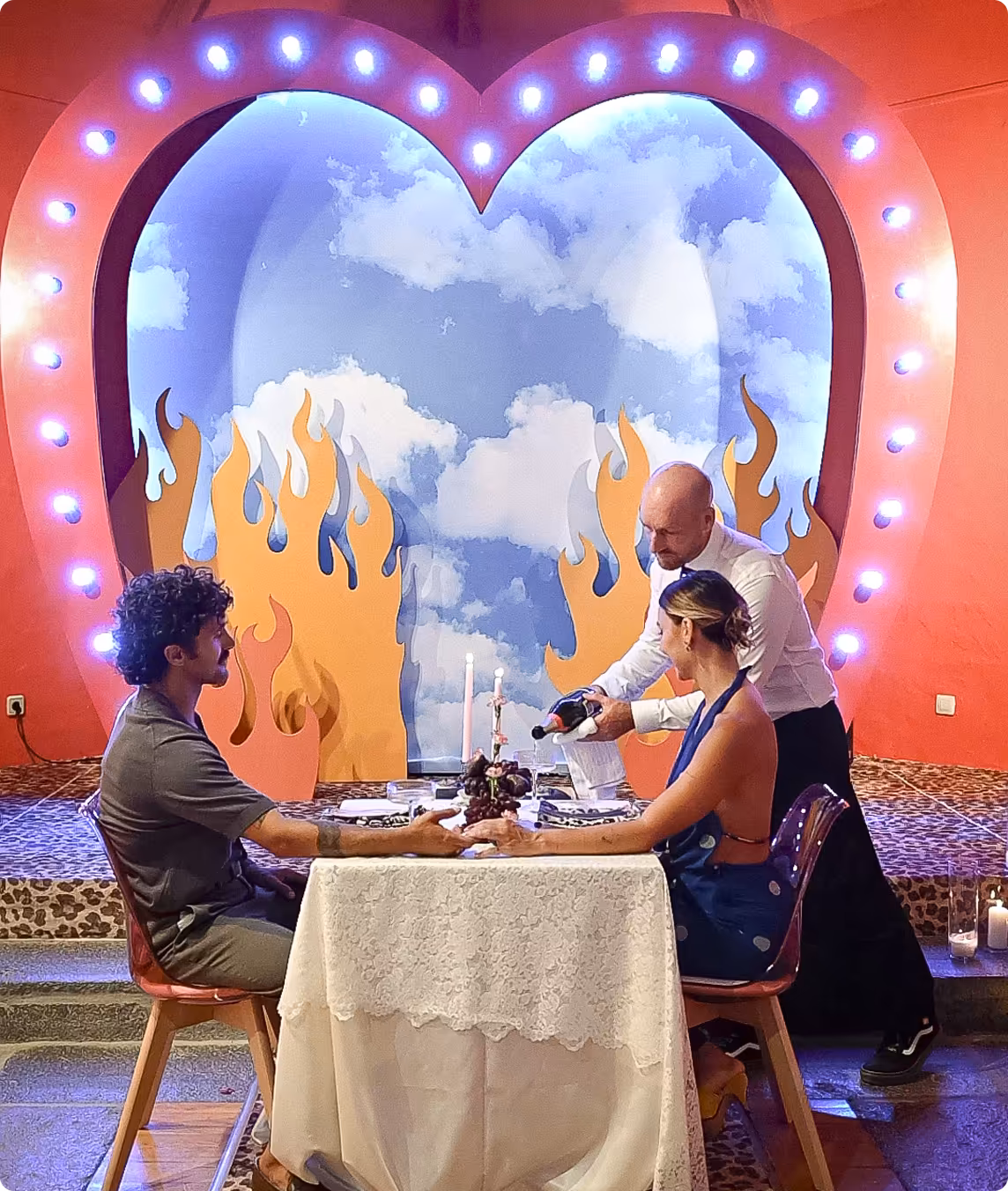 Mesa romántica con corazón de luces para aniversario en Magic Chapel Lanzarote